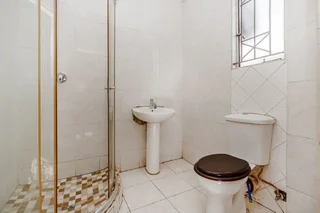 Secure 2-Bedroom And 1-Bathroom Cottage In Glenridge, Protea Glen