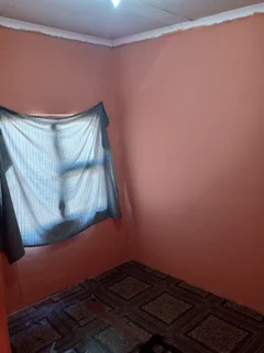 Beautiful 3-bedroom And 1-bath House In Roosendal, Cape Town