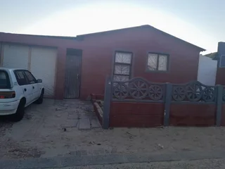 Beautiful 3-bedroom And 1-bath House In Roosendal, Cape Town