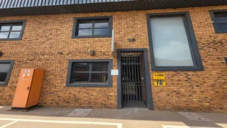 Warehouse TO LET in secure business park, located in Brentwood Park