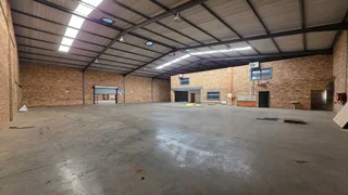 Warehouse TO LET in secure business park, located in Brentwood Park