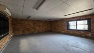 Warehouse TO LET in secure business park, located in Brentwood Park