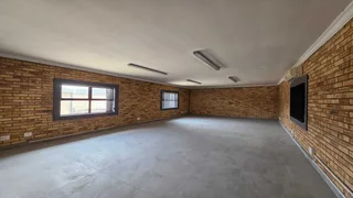 Warehouse TO LET in secure business park, located in Brentwood Park