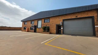 Warehouse TO LET in secure business park, located in Brentwood Park