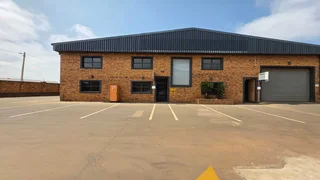 Warehouse TO LET in secure business park, located in Brentwood Park