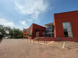 636 sqm Office to Let in Bedfordfview
