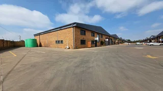 Warehouse TO LET in secure business park, located in Brentwood Park