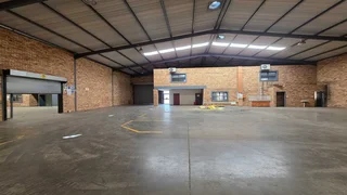 Warehouse TO LET in secure business park, located in Brentwood Park