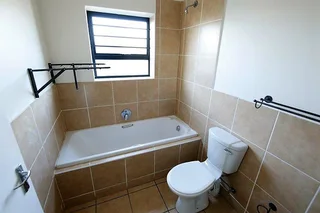 Spacious and Convenient First Floor 2 Bedroom Home in Parklands!