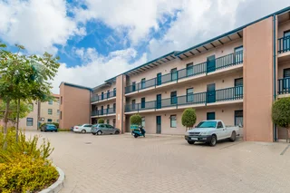 Spacious and Convenient First Floor 2 Bedroom Home in Parklands!