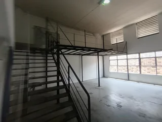 WAREHOUSE/RETAIL IN GREENFIELDS BUSINESS PARK