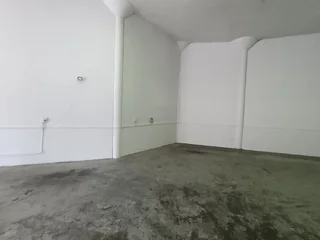 WAREHOUSE/RETAIL IN GREENFIELDS BUSINESS PARK