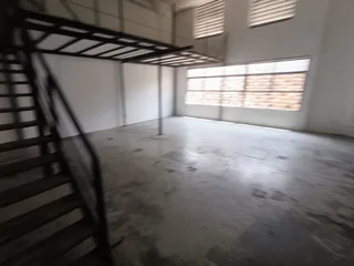 WAREHOUSE/RETAIL IN GREENFIELDS BUSINESS PARK