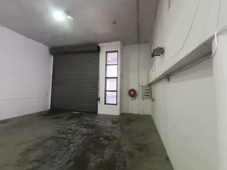 WAREHOUSE/RETAIL IN GREENFIELDS BUSINESS PARK