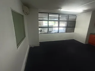 WAREHOUSE/RETAIL IN GREENFIELDS BUSINESS PARK