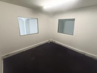 WAREHOUSE/RETAIL IN GREENFIELDS BUSINESS PARK