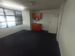 WAREHOUSE/RETAIL IN GREENFIELDS BUSINESS PARK