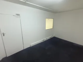 WAREHOUSE/RETAIL IN GREENFIELDS BUSINESS PARK