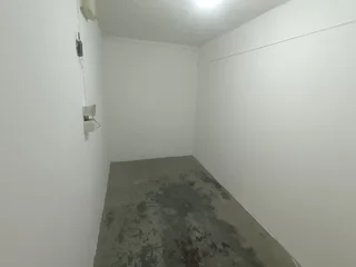 WAREHOUSE/RETAIL IN GREENFIELDS BUSINESS PARK