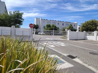 Tranquil Living with Breathtaking Views: Modern 3-Bedroom Apartment to Share 3.5km from Stellenbosch