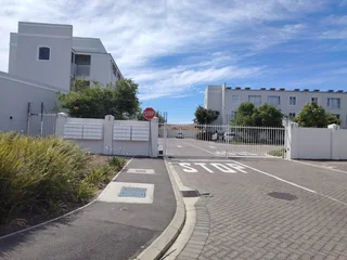 Tranquil Living with Breathtaking Views: Modern 3-Bedroom Apartment to Share 3.5km from Stellenbosch