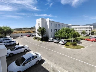 Tranquil Living with Breathtaking Views: Modern 3-Bedroom Apartment to Share 3.5km from Stellenbosch
