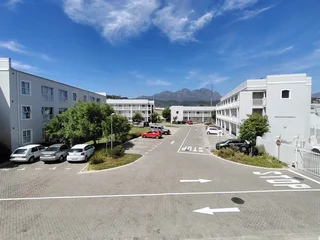 Tranquil Living with Breathtaking Views: Modern 3-Bedroom Apartment to Share 3.5km from Stellenbosch