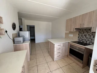 Tranquil Living with Breathtaking Views: Modern 3-Bedroom Apartment to Share 3.5km from Stellenbosch