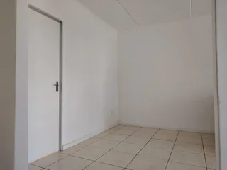 Tranquil Living with Breathtaking Views: Modern 3-Bedroom Apartment to Share 3.5km from Stellenbosch