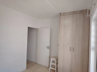 Tranquil Living with Breathtaking Views: Modern 3-Bedroom Apartment to Share 3.5km from Stellenbosch