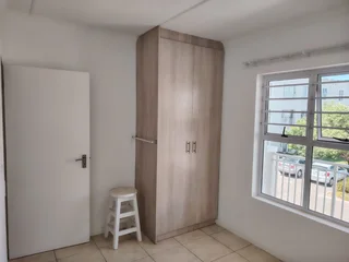 Tranquil Living with Breathtaking Views: Modern 3-Bedroom Apartment to Share 3.5km from Stellenbosch