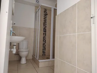 Tranquil Living with Breathtaking Views: Modern 3-Bedroom Apartment to Share 3.5km from Stellenbosch