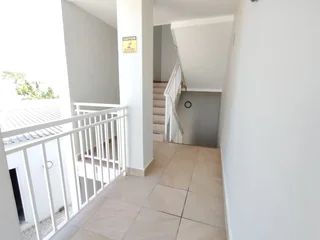 Tranquil Living with Breathtaking Views: Modern 3-Bedroom Apartment to Share 3.5km from Stellenbosch