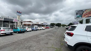 Spacious Ground Floor Unit in Kingswood Centre for Rent