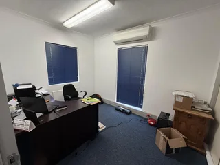 70m² Centrally Located Office Space To Let in Parklands