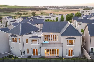 Luxurious 5-Bedroom Home with Exceptional Vineyard &amp; Mountain Views – Nooitgedacht Village