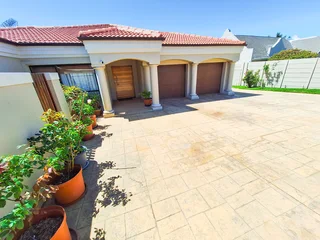 Luxury 4-Bedroom Tuscan Villa in Prime Eversdal Location