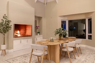 Luxurious 5-Bedroom Home with Exceptional Vineyard &amp; Mountain Views – Nooitgedacht Village