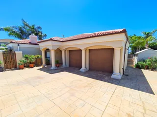 Luxury 4-Bedroom Tuscan Villa in Prime Eversdal Location