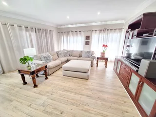 Luxury 4-Bedroom Tuscan Villa in Prime Eversdal Location