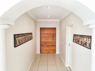 Luxury 4-Bedroom Tuscan Villa in Prime Eversdal Location