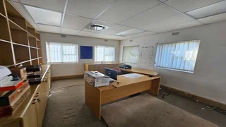 2175m2 Warehouse with 3500m2 Yard To Let in Brackenfell