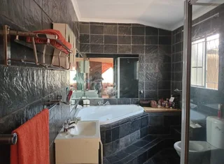 **A Home for All Generations: Spacious 4-Bedroom Residence with Independent Flatlet in Verwoerdpa...