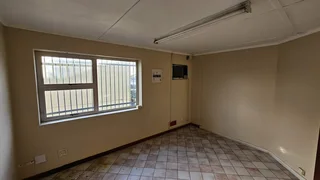 Retail Warehouse To Let In Beaconvale