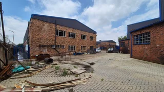 800sqm Factory To Let with yard in a Complex - Wadeville