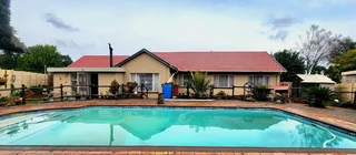 Spacious 4-Bedroom Home with Pool, Lapa &amp; Separate batchelor flat close to schools