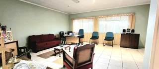 Spacious 4-Bedroom Home with Pool, Lapa &amp; Separate batchelor flat close to schools