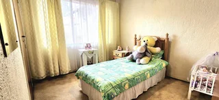 Spacious 4-Bedroom Home with Pool, Lapa &amp; Separate batchelor flat close to schools