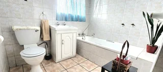 Spacious 4-Bedroom Home with Pool, Lapa &amp; Separate batchelor flat close to schools