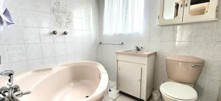 Spacious 4-Bedroom Home with Pool, Lapa &amp; Separate batchelor flat close to schools